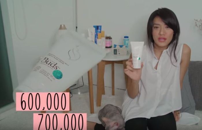 Anissa Aziza memperlihatkan Body Cream yang dia kenakan.