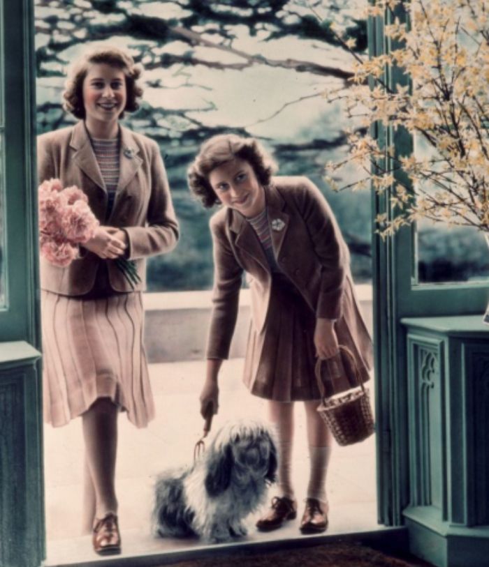 Kompak dari Kecil, Intip 9 Fashion Kembar Ratu Elizabeth II & Princess