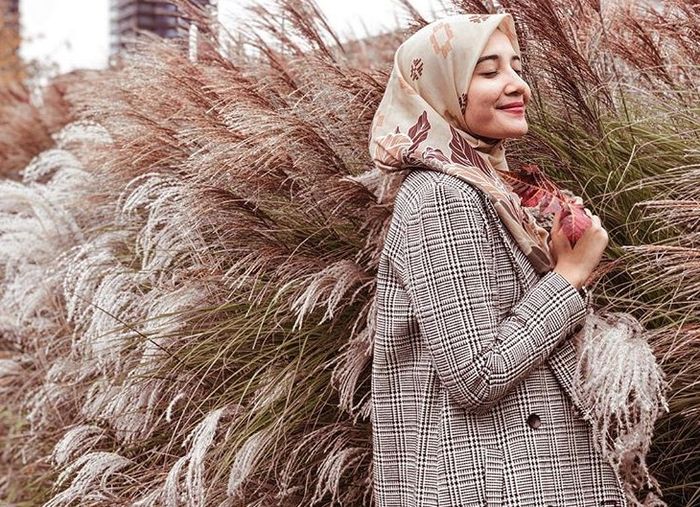  Zaskia Sungkar dengan outer bermotif gingham