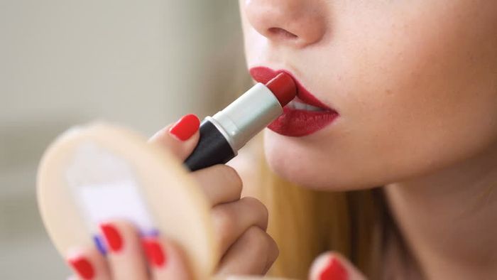 memakai lipstik