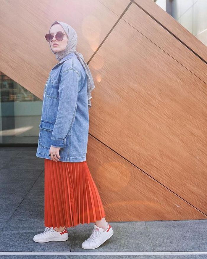  Rok plisket cocok untuk wanita bertubuh mungil