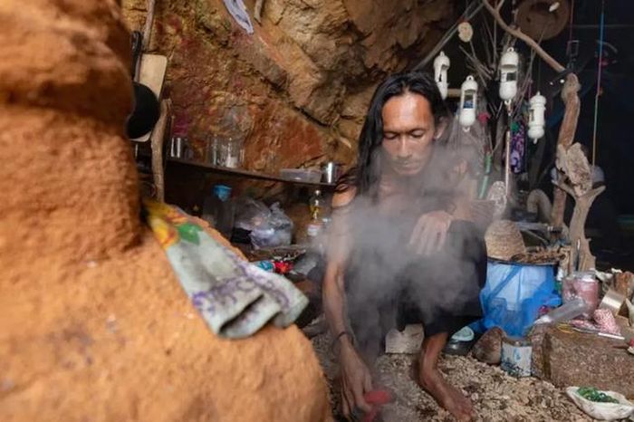 Losiri sedang memasak di guanya