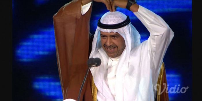 Presiden Dewan Olimpiade Asia, Sheikh Ahmad Al Fahad Al Sabah melakukan Mobot ala Mo Farah di penutupan Asian Games 2018.