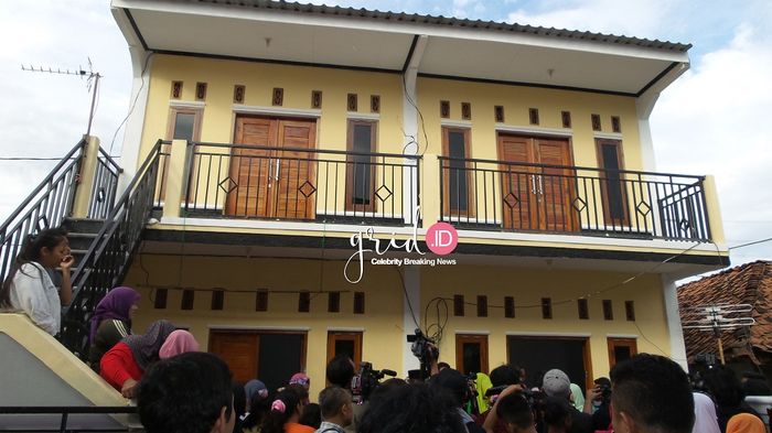 Kontrakan yang dimiliki oleh Zaskia Gotik berlokasi di kawasan Cikarang, Jawa Barat. Ada belasan kamar yang mulai dikontrakkan sejak tahun 2015 lalu.