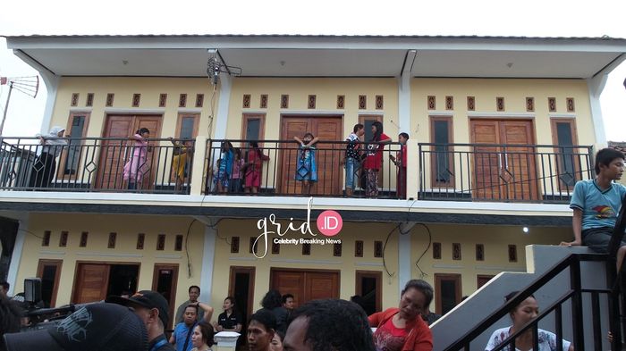 Ini adalah rumah kontrakkan milik Zaskia Gotik yang dinamai Kontrakkan Gotik di kawasan Cikarang, Jawa Barat.
