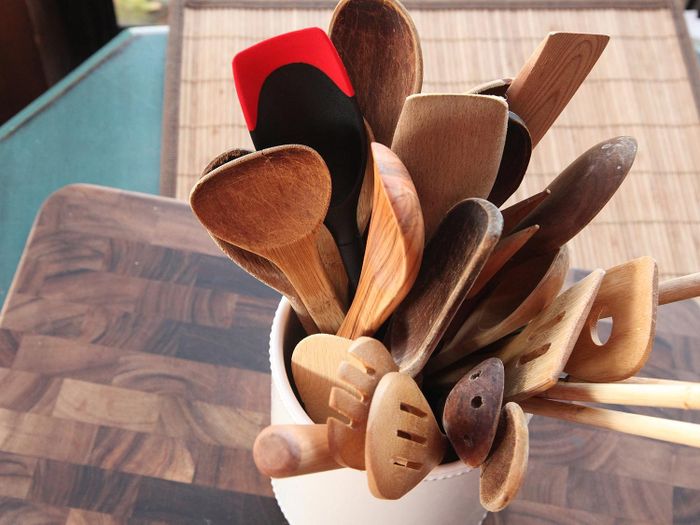 5 Cara Bersihkan Peralatan Dapur Berbahan Kayu Agar Tidak Berjamur