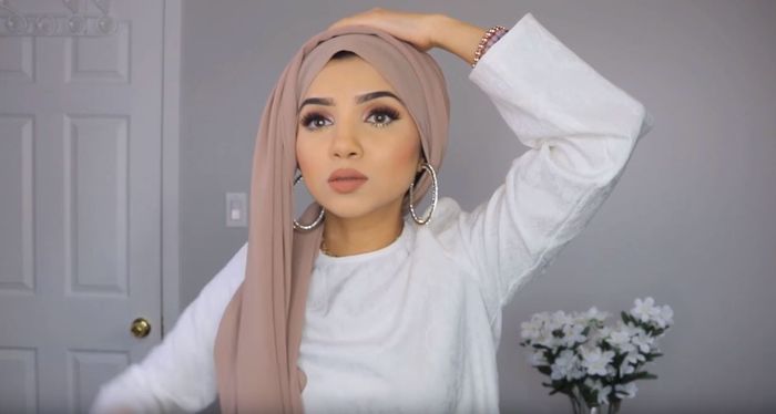 Ambil ujung bagian kanan ke kiri dan sebaliknya atau twist ujung pashmina