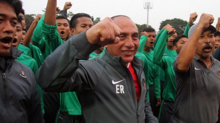 Edy Rahmayadi bersama pemain dan pelatih TImnas Indonesia U-16