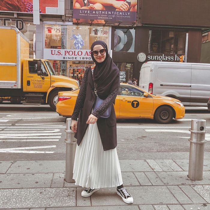  Gaya hijab modis saat traveling dengan rok plisket