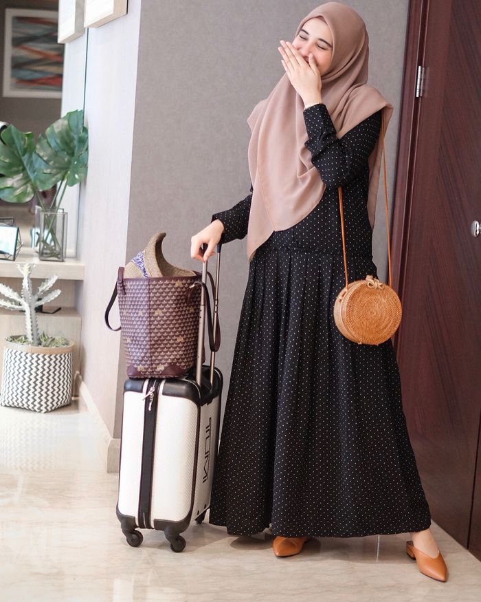 Ini Harga Tas Mewah Zaskia Sungkar Saat Traveling yang Bikin Salah Fokus Stylo