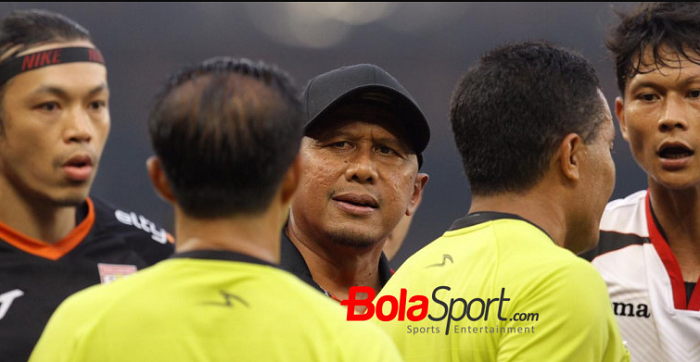 Pelatih Mitra Kukar, Rahmad Darmawan (tengah) protes ke wasit Prasetyo Hadi (dua dari kanan) saat di