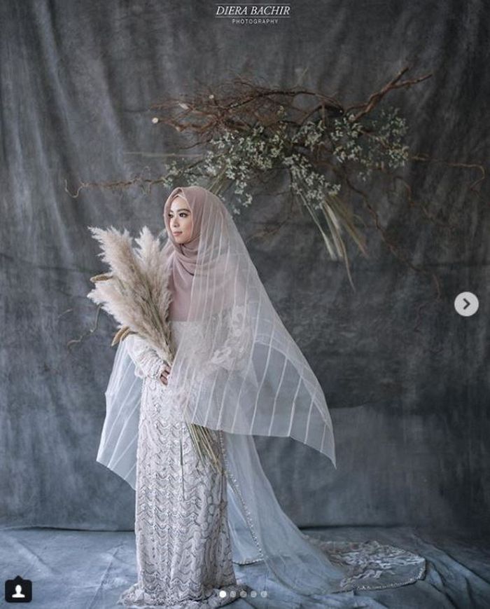 Lindswell Kwok Kenakan Baju Pengantin Hijab Syar'i Saat Prewedding, Cantik Banget! - Gaun Warna Nude