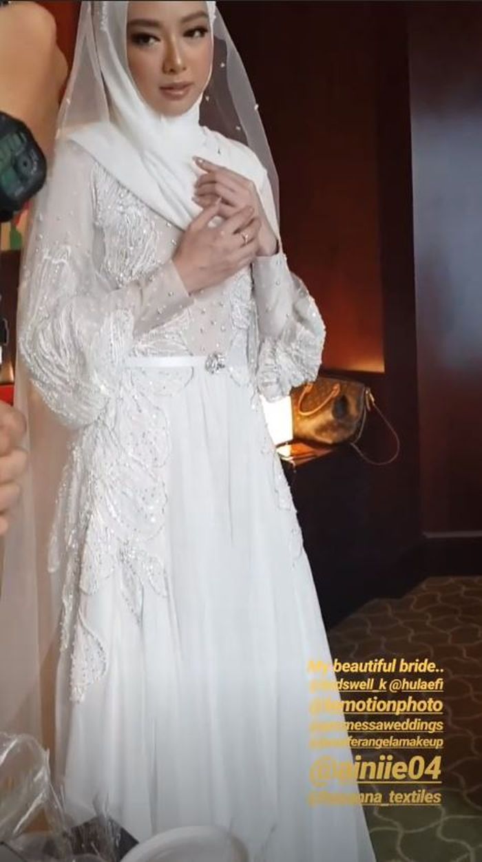 Tampilan Baju Pengantin Hijab Simpel Lindswell Kwok Saat Menikah