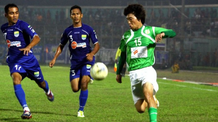 Shin Hyun-joon (kanan/hijau), salah satu pemain asing PSMS Medan di ISL 2011/12 yang juga belum mend