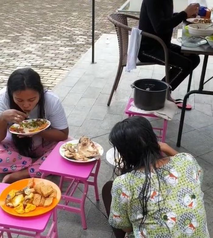 Instagram/@mom_ayting92_
Orang tua Ayu Ting Ting makan bersama asisten rumah tangga.
