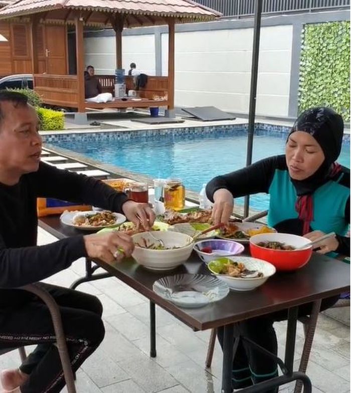 Orang tua Ayu Ting Ting makan bersama asisten rumah tangga.
