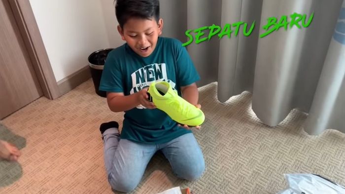 Anak Dewi Perssik dapat hadiah sepatu di hari ulang tahunnya