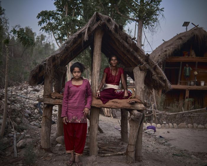 Ibu dan anak yang berbagi gubuk karena tidak boleh tidur di rumah saat menstruasi