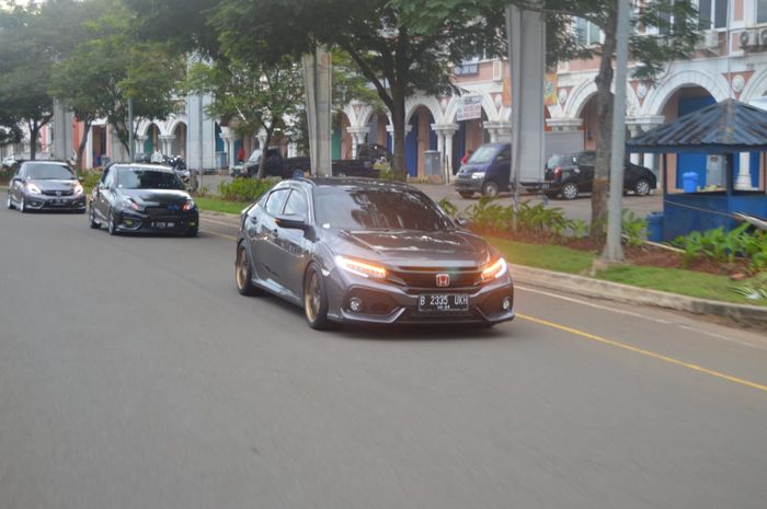 Momen saat mobil konvoi
