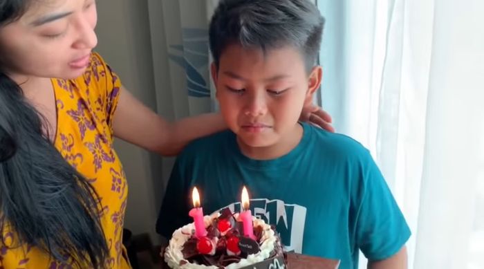 Sambil sesenggukan, anak Dewi Perssik Felice Gabriel panjatkan doa untuk orang tuanya