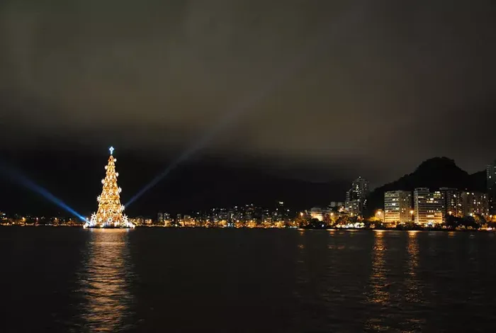 Natal 2018 : 5 Pohon Natal Terbesar di Dunia