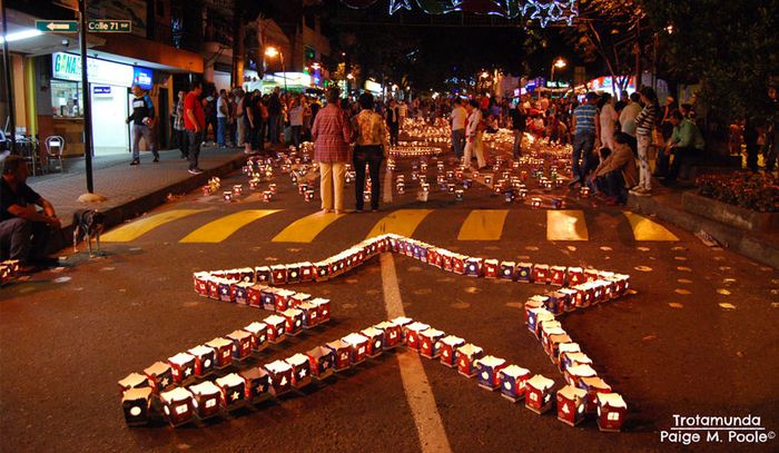 Hari Lilin-lilin Kecil di Kolombia saat Natal.