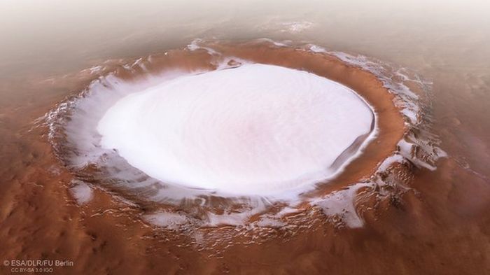 Pemandangan Indah di Mars Kawah Beku hingga Gunung Api Raksasa