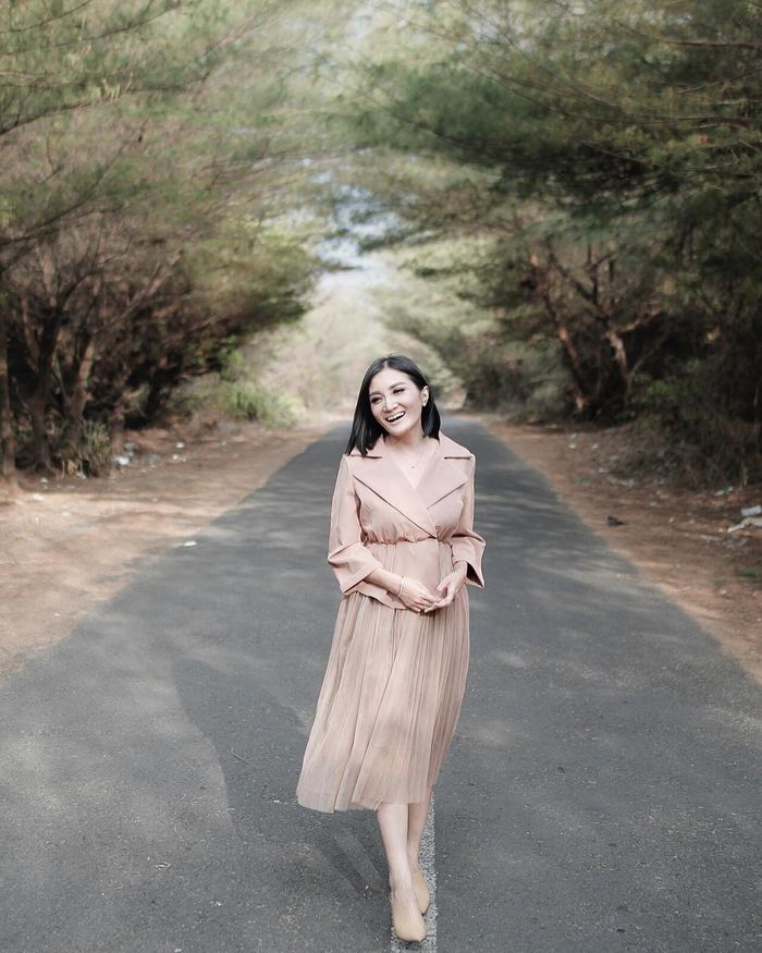 Kiki Amalia tampak semakin bahagia setelah menjanda 5 tahun