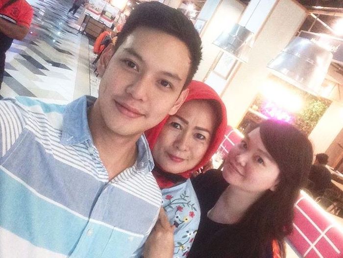 Ferly Putra berpose bersama sang ibu.