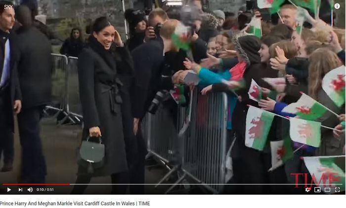 Penampilan Meghan Markle saat melanggar peraturan kerajaan: menggunakan pakaian serba hitam