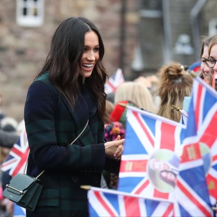 Penampilan Meghan Markle saat melanggar peraturan kerajaan: menggunakan crossbody bag