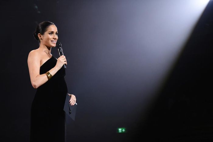 Penampilan Meghan Markle saat melanggar peraturan kerajaan: cat kuku berwarna gelap