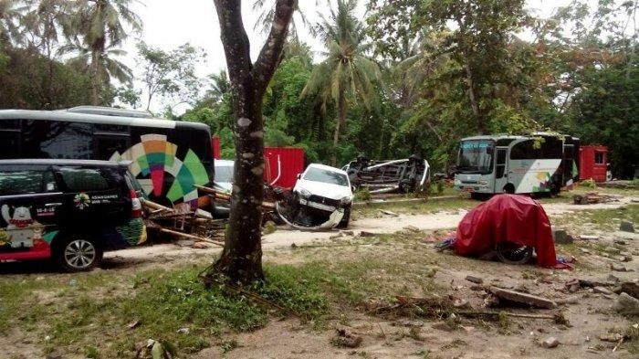 Mobil dan bus rombongan Kemenpora yang tampak telah tersapu Tsunami di Banten.