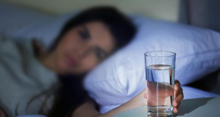 Minum air putih jelang tidur ternyata berbahaya.