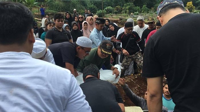 Upacara pemakaman Aa Jimmy, Hati Nurilah, dan istri Ade Jigo.