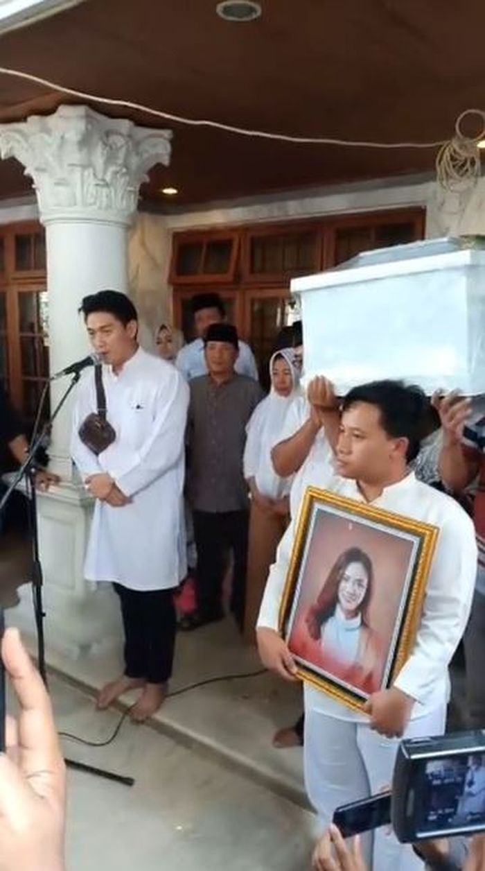 Ifan Seventeen Masuk Ke Liang Lahat Istri Bantu Proses Pemakaman Jenazah Dylan Sahara