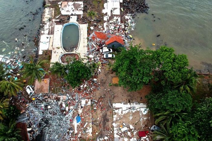Foto udara play ground dan kolam renang pinggir pantai yang luluh lantak diterjang tsunami Banten