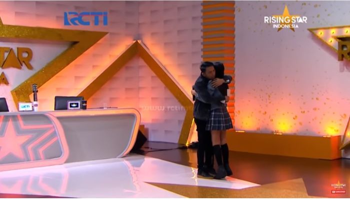 Ariel saat memeluk Maria Eka