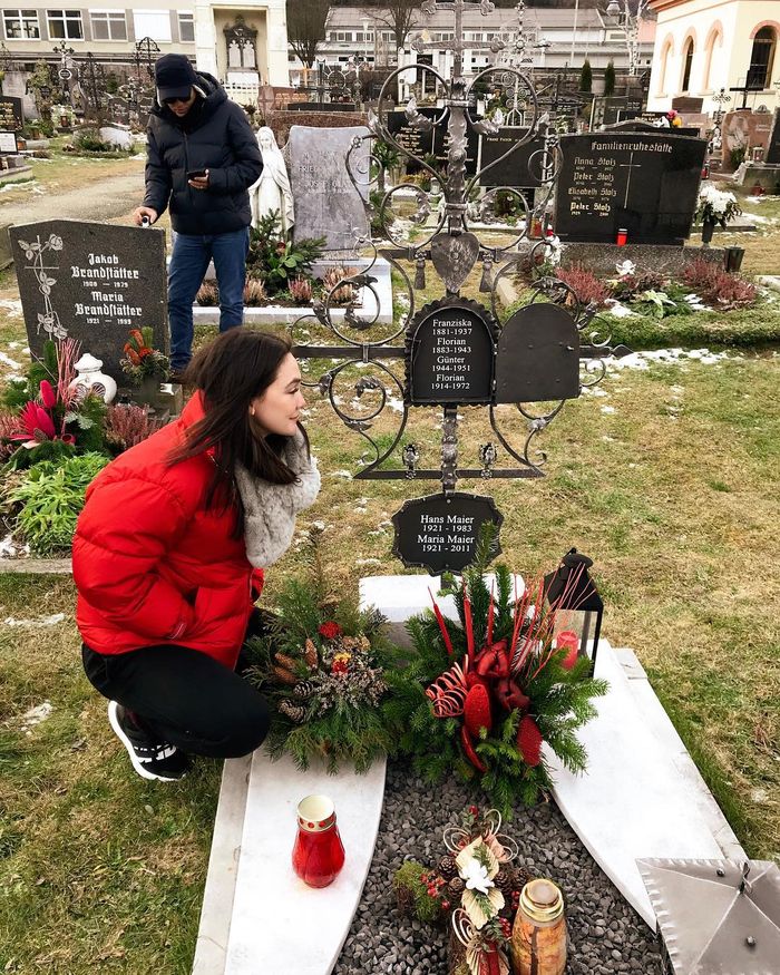 Luna Maya berziarah di makam kakeknya