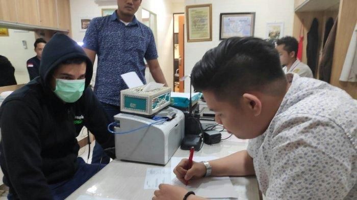 Aktor Steve Emmanuel saat menjalani pemeriksaan di Mapolres Metro Jakarta Barat.