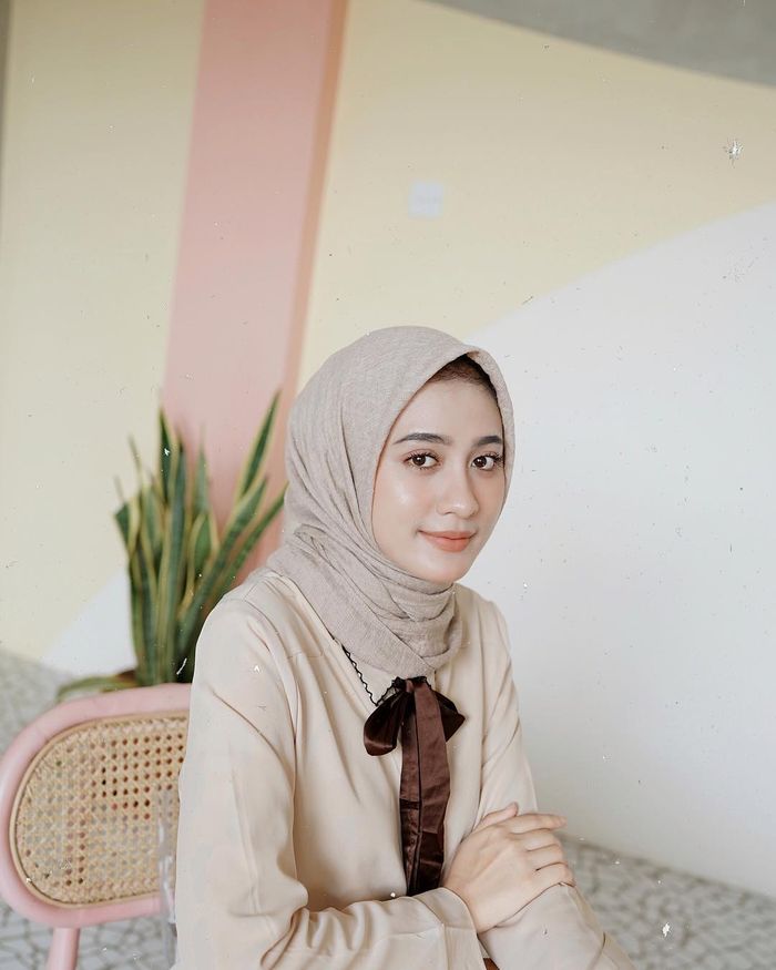 Daftar Tren Hijab 2019 Mulai dari Gaya, Bentuk Hingga Motif ala Selebgram - Hijab Polos Segiempat