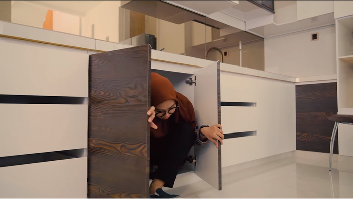 Ria Ricis masuk ke dalam counter kitchen