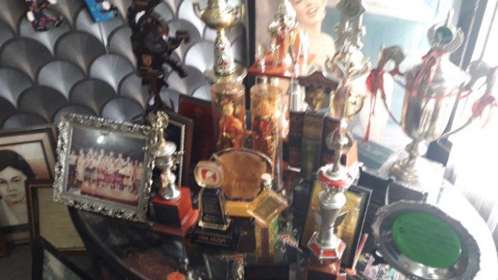 Piala yang berhasil Nike Ardilla dapatkan