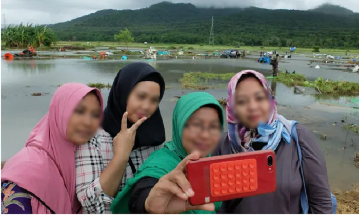 Miris, Media Inggris Soroti Warga Indonesia yang Narsis dan Asyik Foto Selfie di Tengah Pilunya Bencana Tsunami Banten