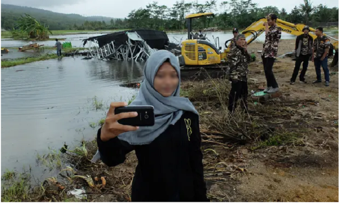 Miris, Media&nbsp;Inggris Soroti Warga Indonesia yang Narsis&nbsp;dan Asyik Foto Selfie di Tengah Pilunya Bencana Tsunami Banten