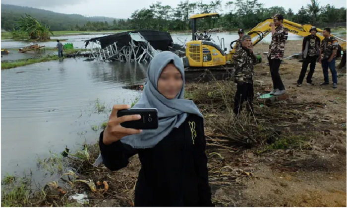 Miris, Media Inggris Soroti Warga Indonesia yang Narsis dan Asyik Foto Selfie di Tengah Pilunya Bencana Tsunami Banten
