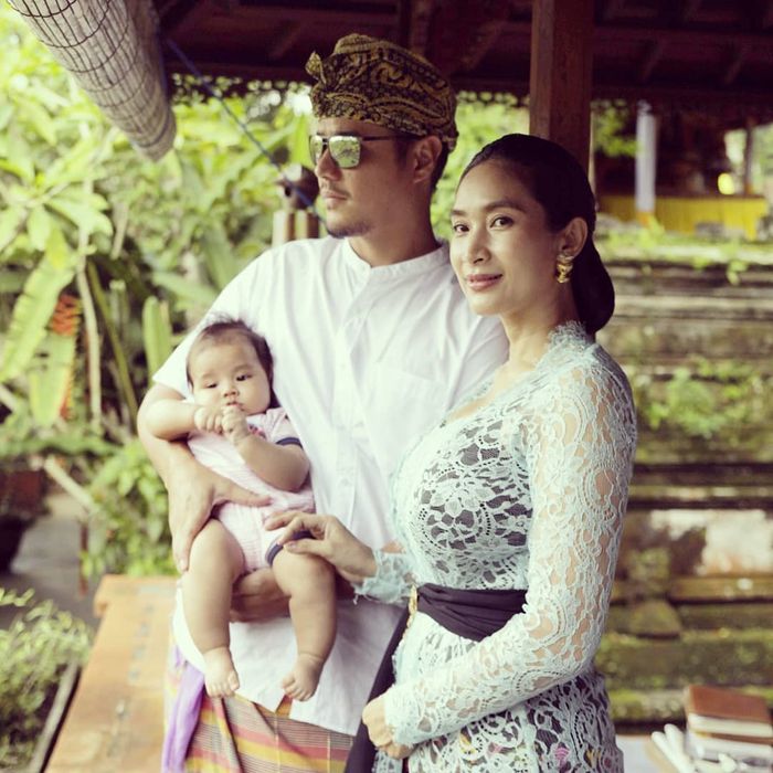 Happy Salma dan sang suami