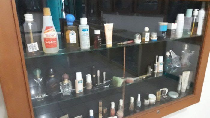 Kosmetik dan parfum milik Nike Ardilla semasa hidupnya.