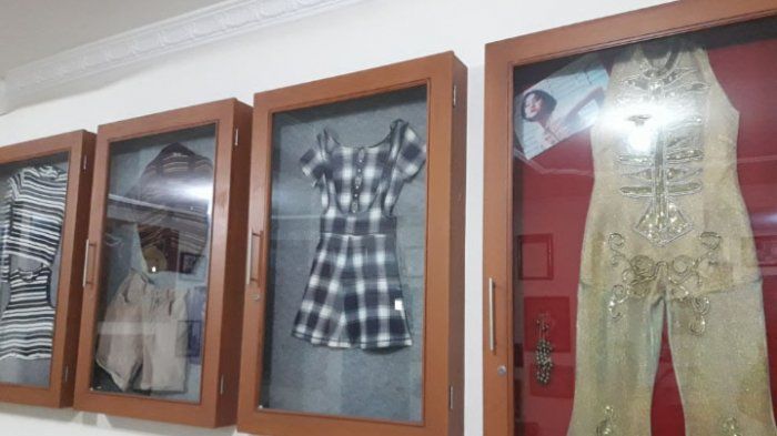 Pakaian Nike Ardilla yang tersusun rapih di salah satu dinding kamar.