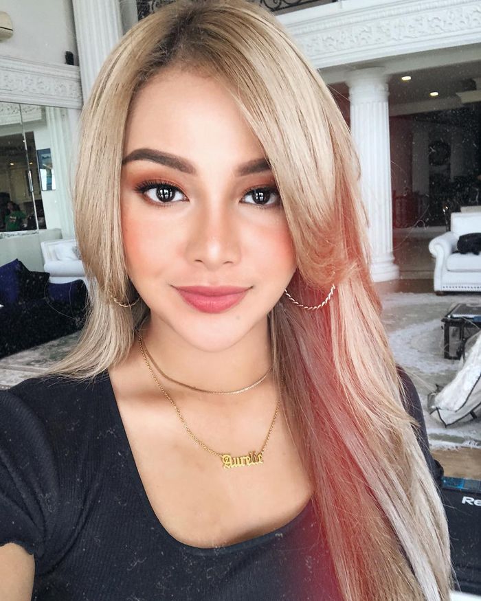 Aurel Hermansyah dengan warna rambut pirang atau blonde